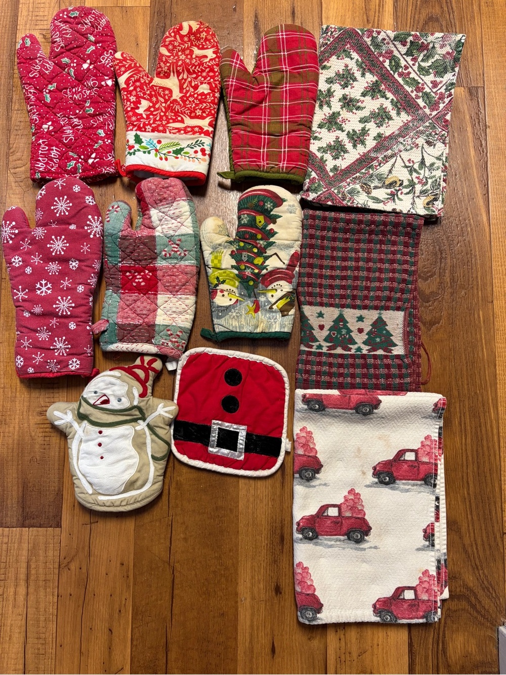 Christmas Baking Mitts And Towels Vintage 11 Pieces